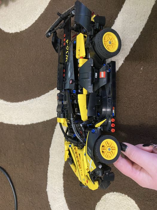 LEGO Technic Bugatti Bolide (набір 42151).