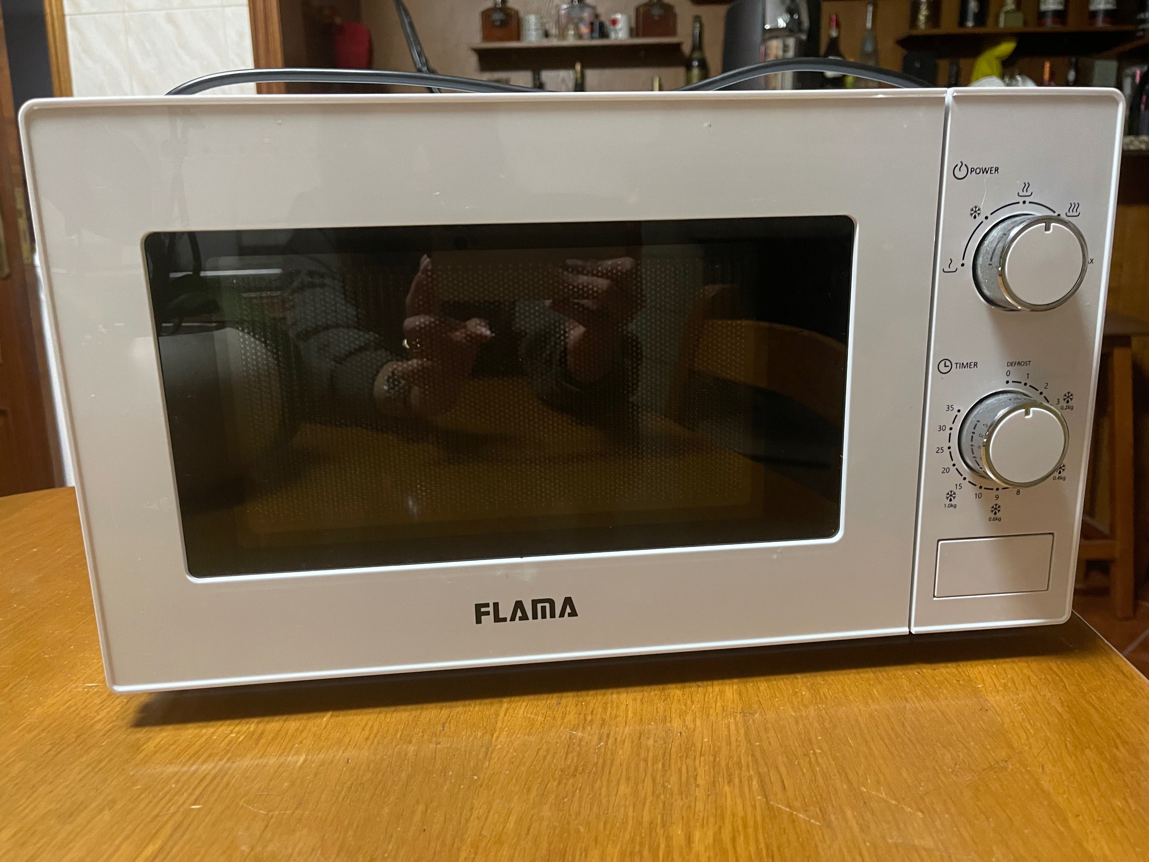 Microondas marca: FLAMA