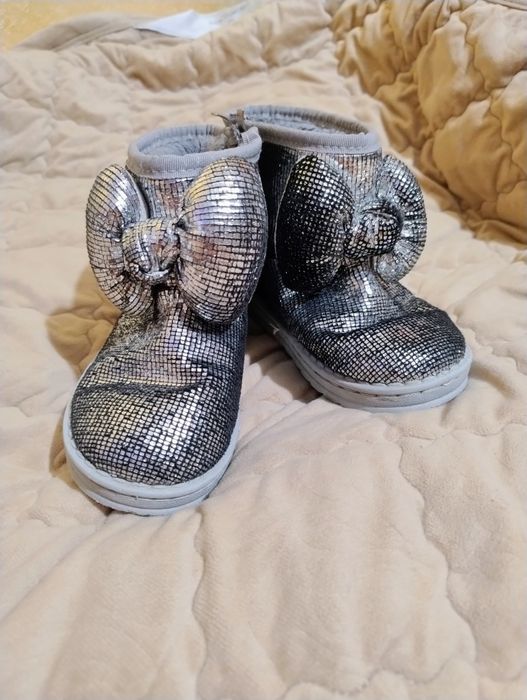 Уги для дівчинки