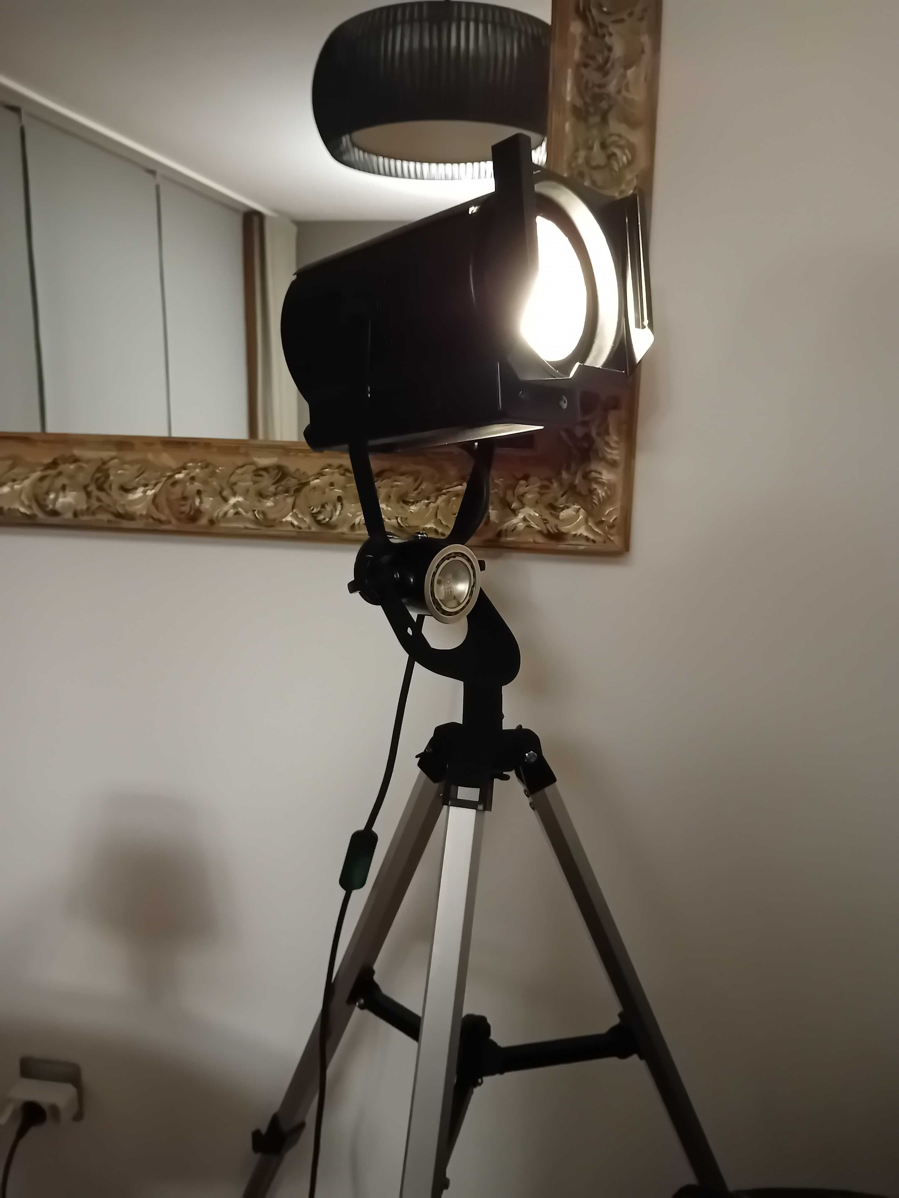 Candeeiro / projetor com tripé