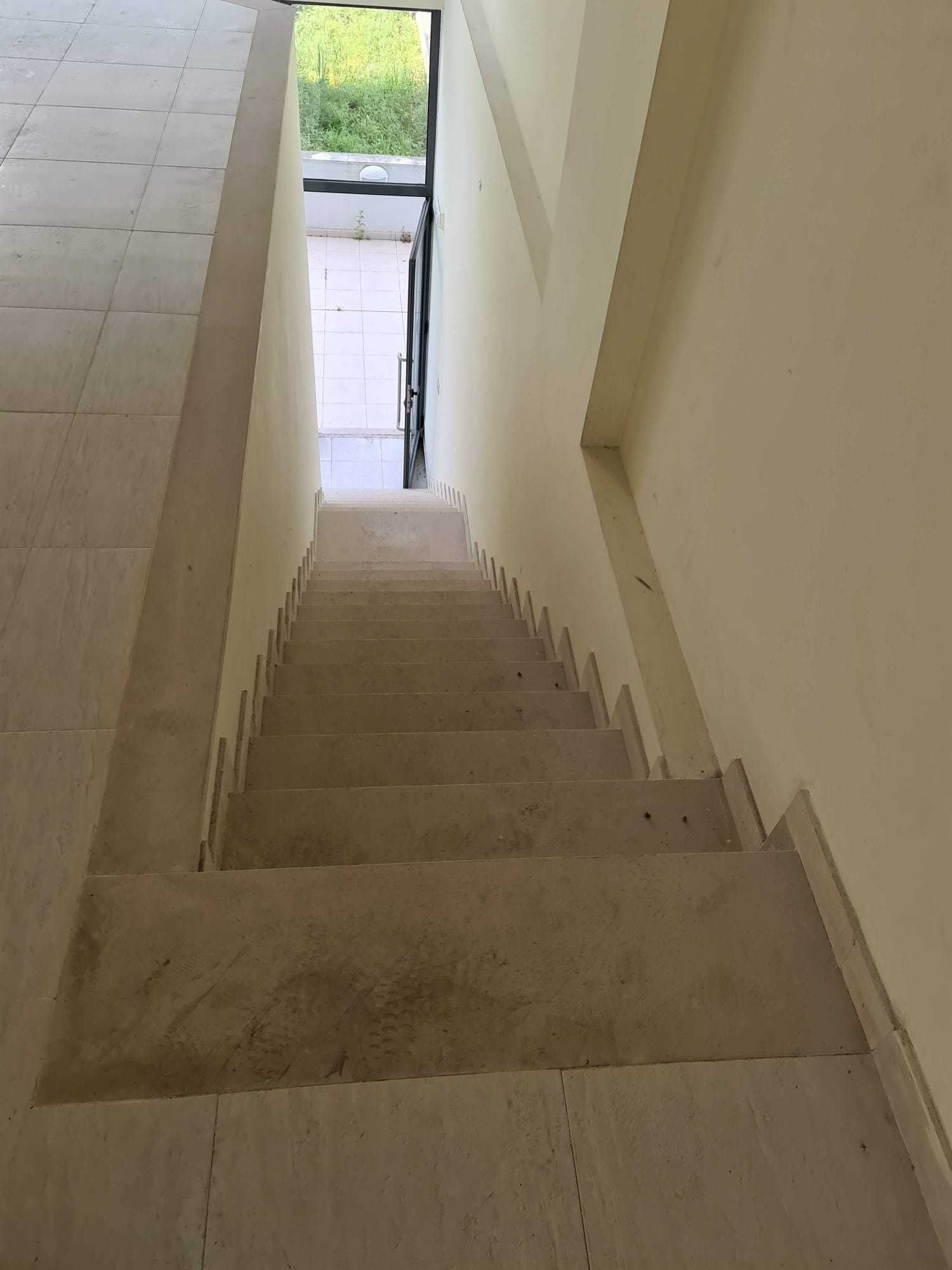 Arrenda-se espaço comercial/loja em Loures
