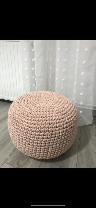Pufa na szydełku, ręcznie robiona.