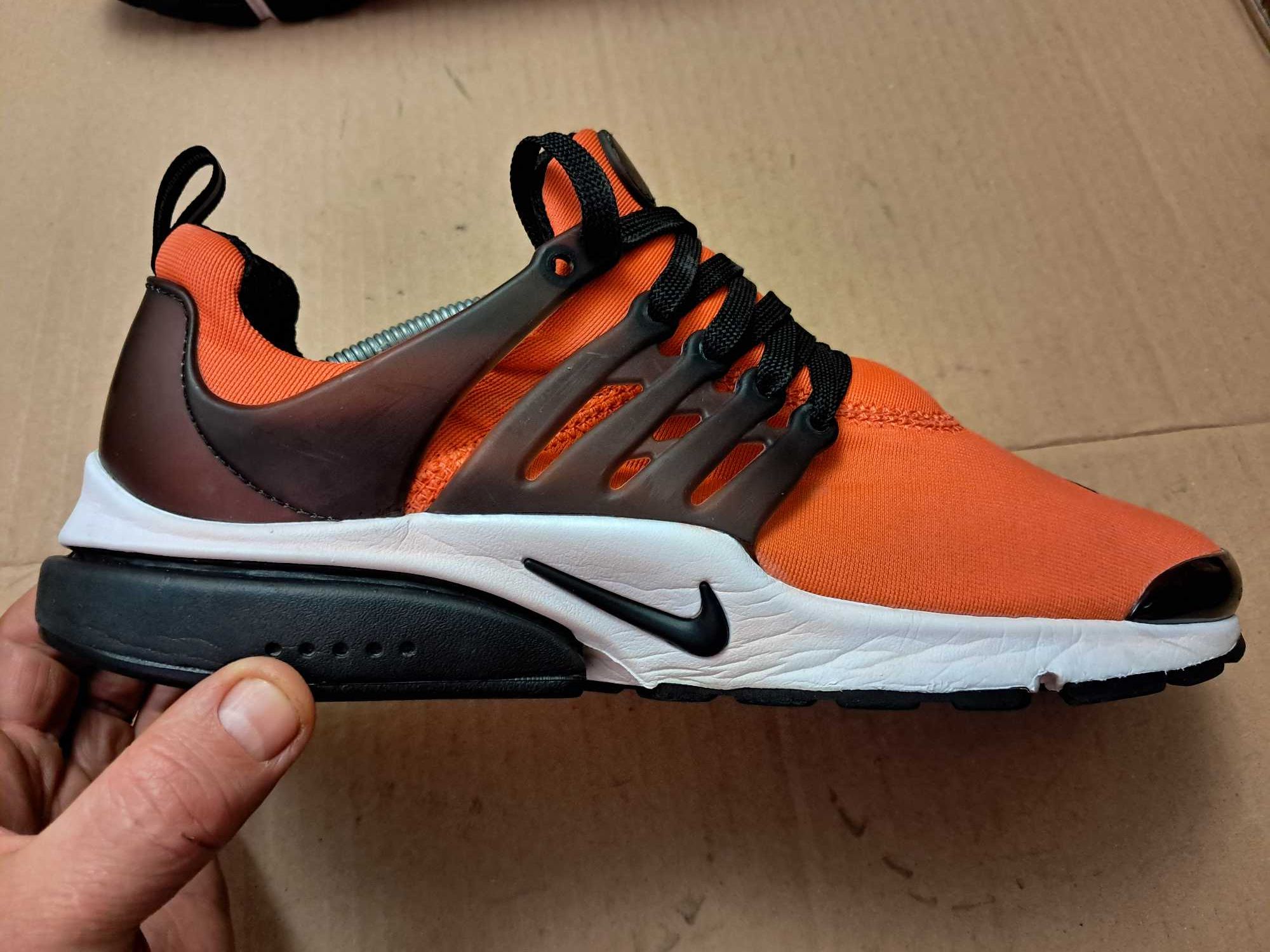 Кроссовки Nike оригинал размер  44 стелька  28.5см
