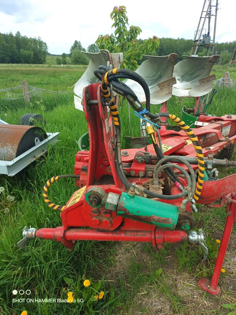 Pług Kverneland Vario EG 85 obrotowy.