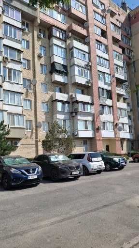 Продаж чотирикімнатної квартири у новому цегляному будинку без комісії