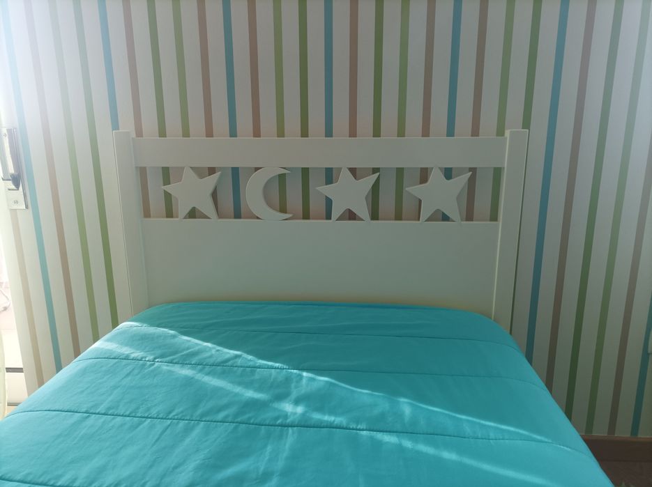 Cama branca de madeira (solteiro) com estrelas + Colchão