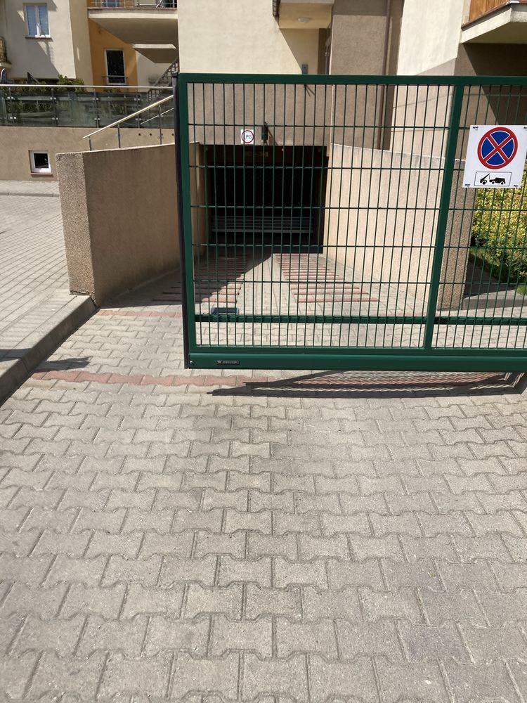 Sprzedam miejsce postojowe w garażu podziemnym Łódź Radogoszcz Zach
