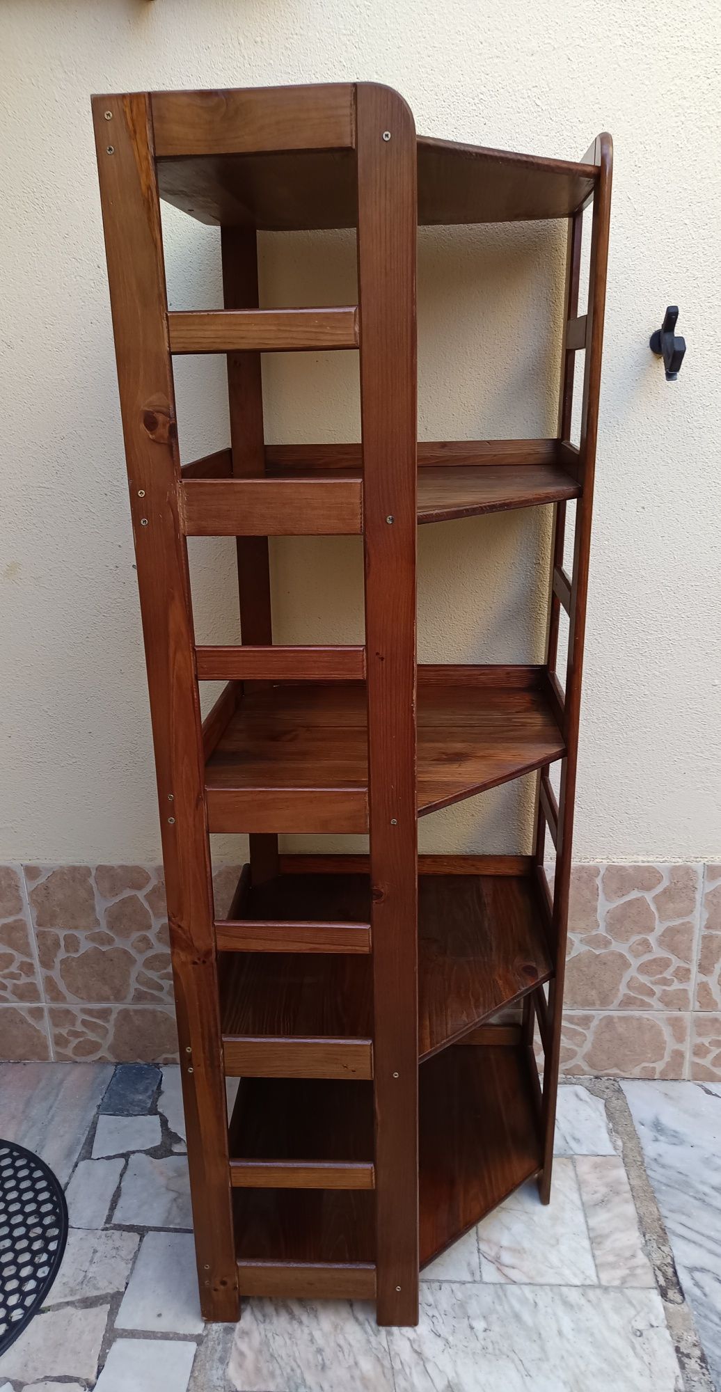 Estante de canto alta em madeira