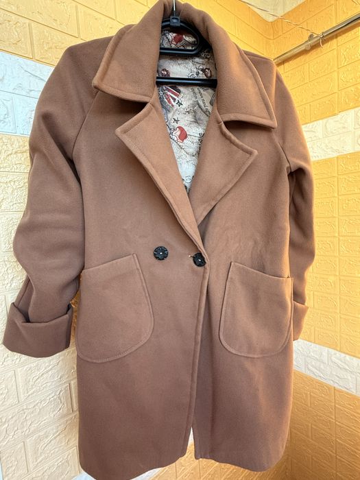 Пальто коричневого кольору розмір S
