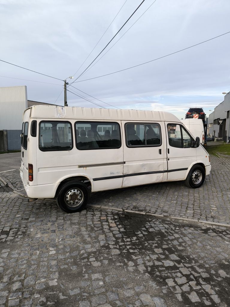 Vendo ou troco Ford Transit tourneo 9 lugares ler a descrição negociáv