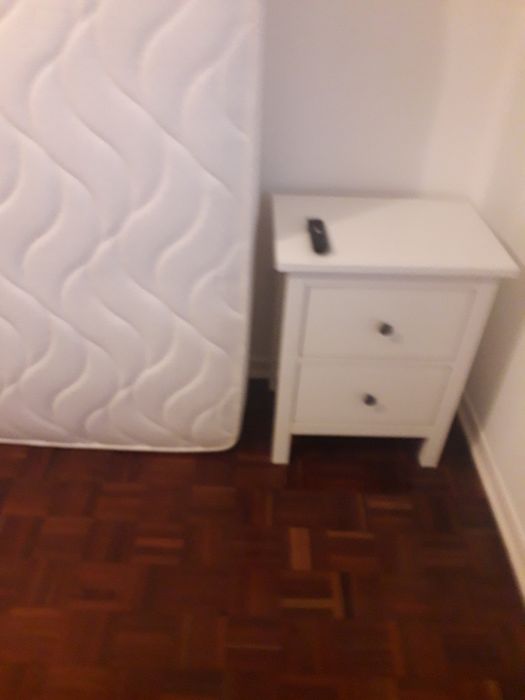 Duas mesas cabeceira mais estante branca