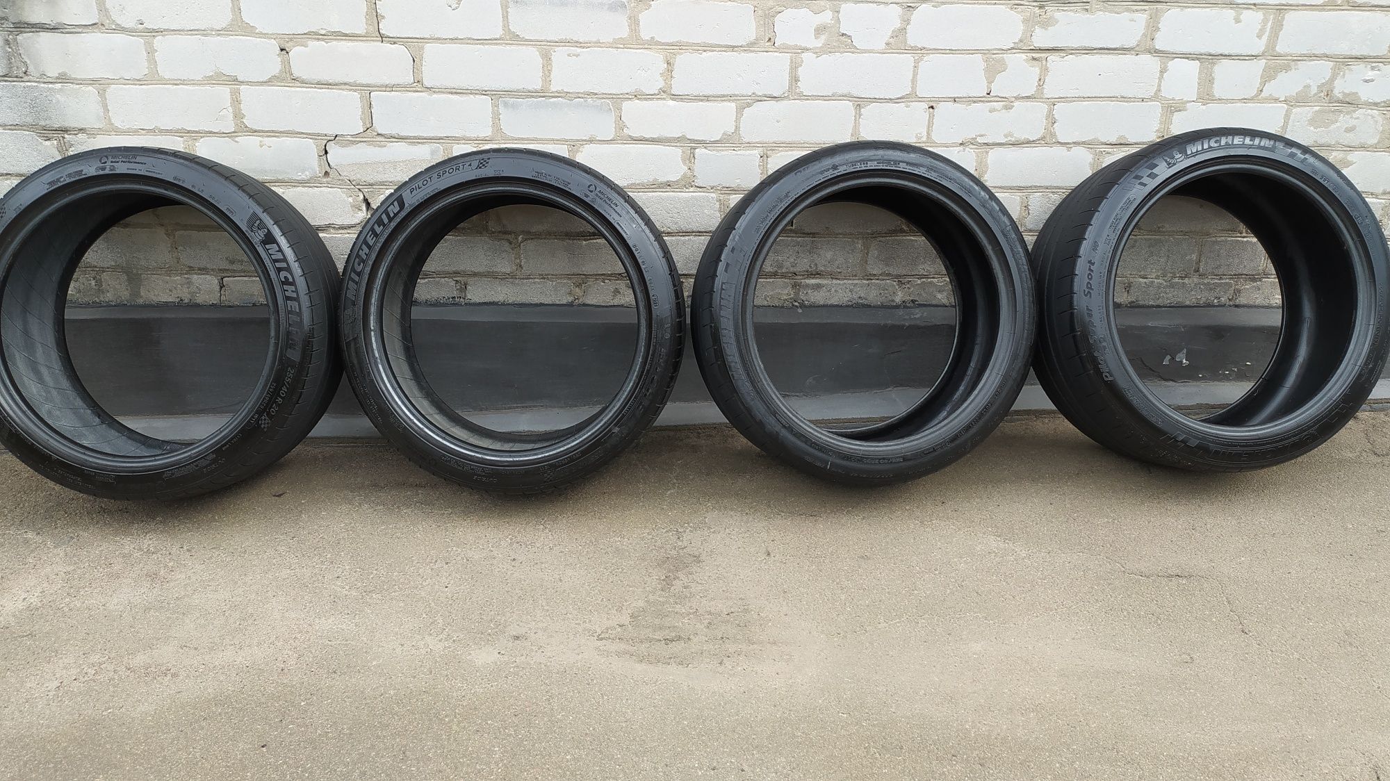 Шини 255/40 R20  4шт.