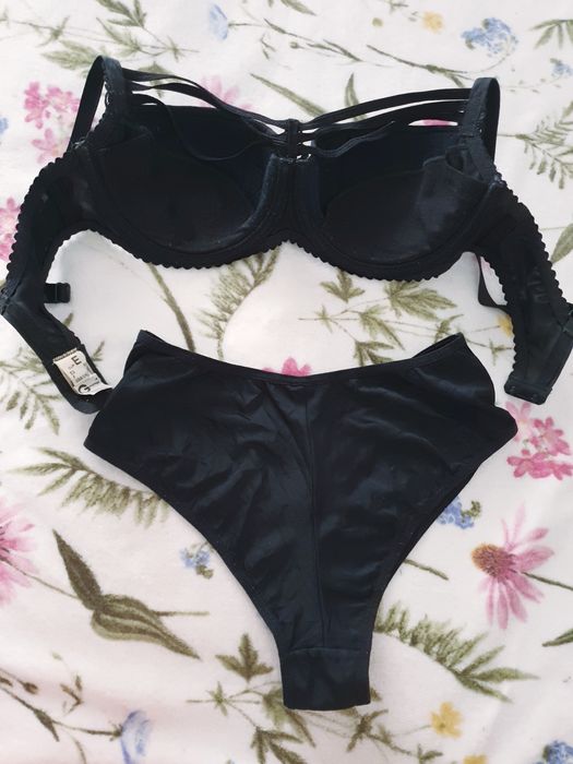 Komplet bielizny damskiej Gorsenia Evita czarna bielizna paski