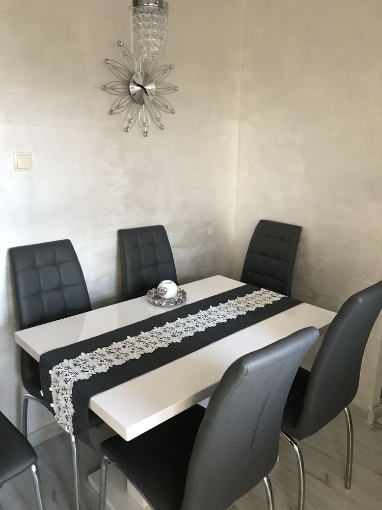 Stół rozkładany z 6 krzesłami