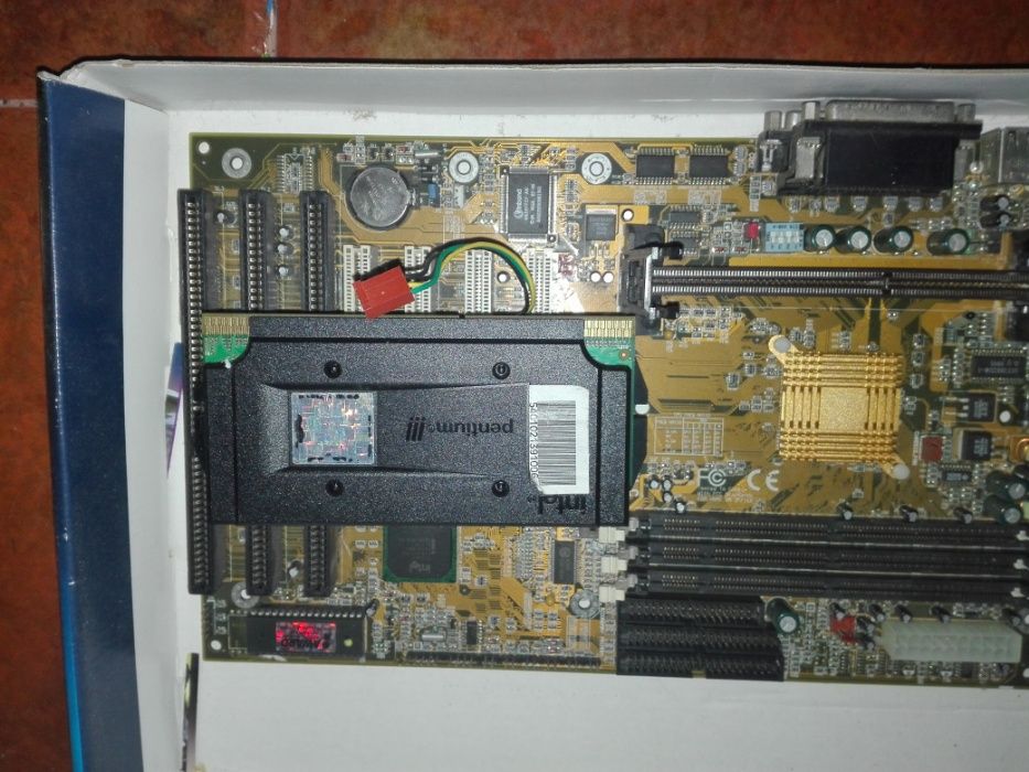 Motherboard ATX Pentium Slot 1 -  Processador Pentium 3 450Mhz (SL37C)