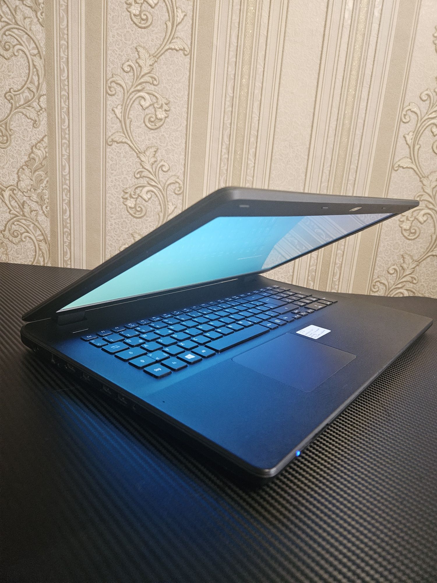 Уцінка! - Acer 17.3" Intel N2940 | 4gb ram | 1600x900 | 120gb ssd,s.22
