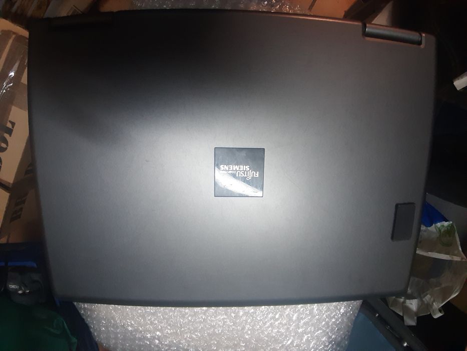 Seis computadores portáteis para reparação
