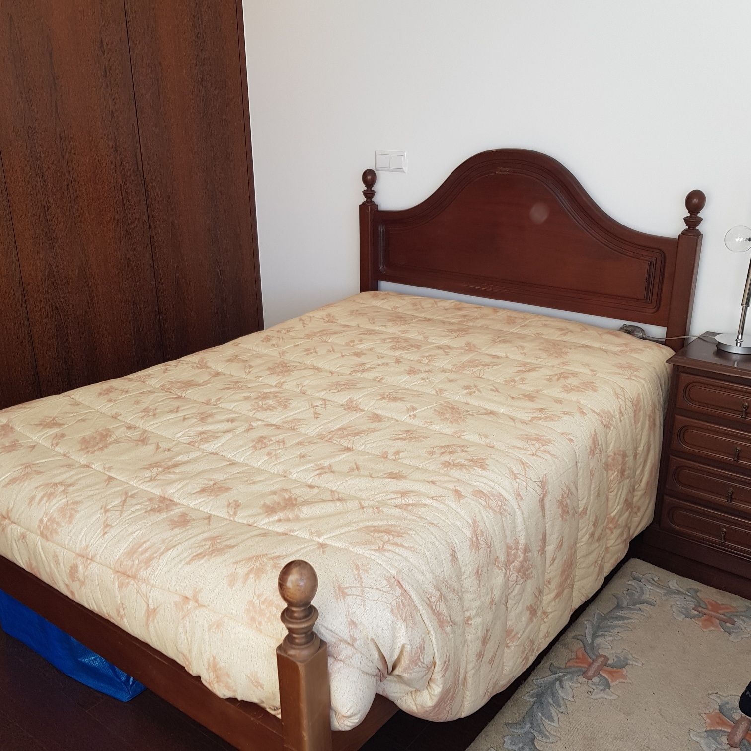 Cama de Casal em Madeira Com Colchão