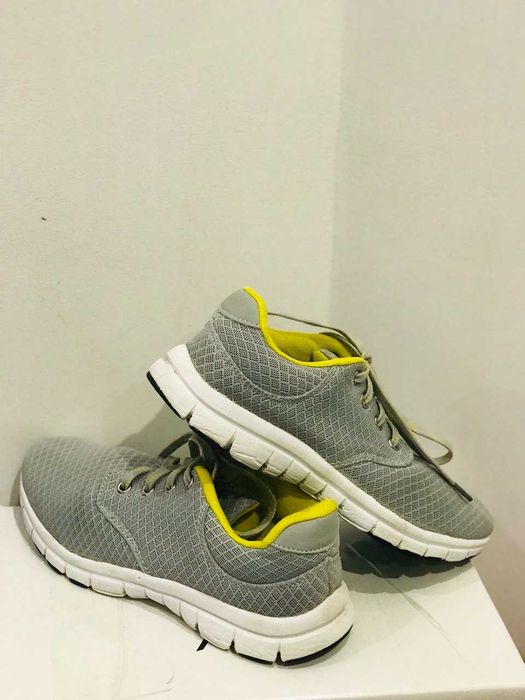 Кросівки весняні жіночі