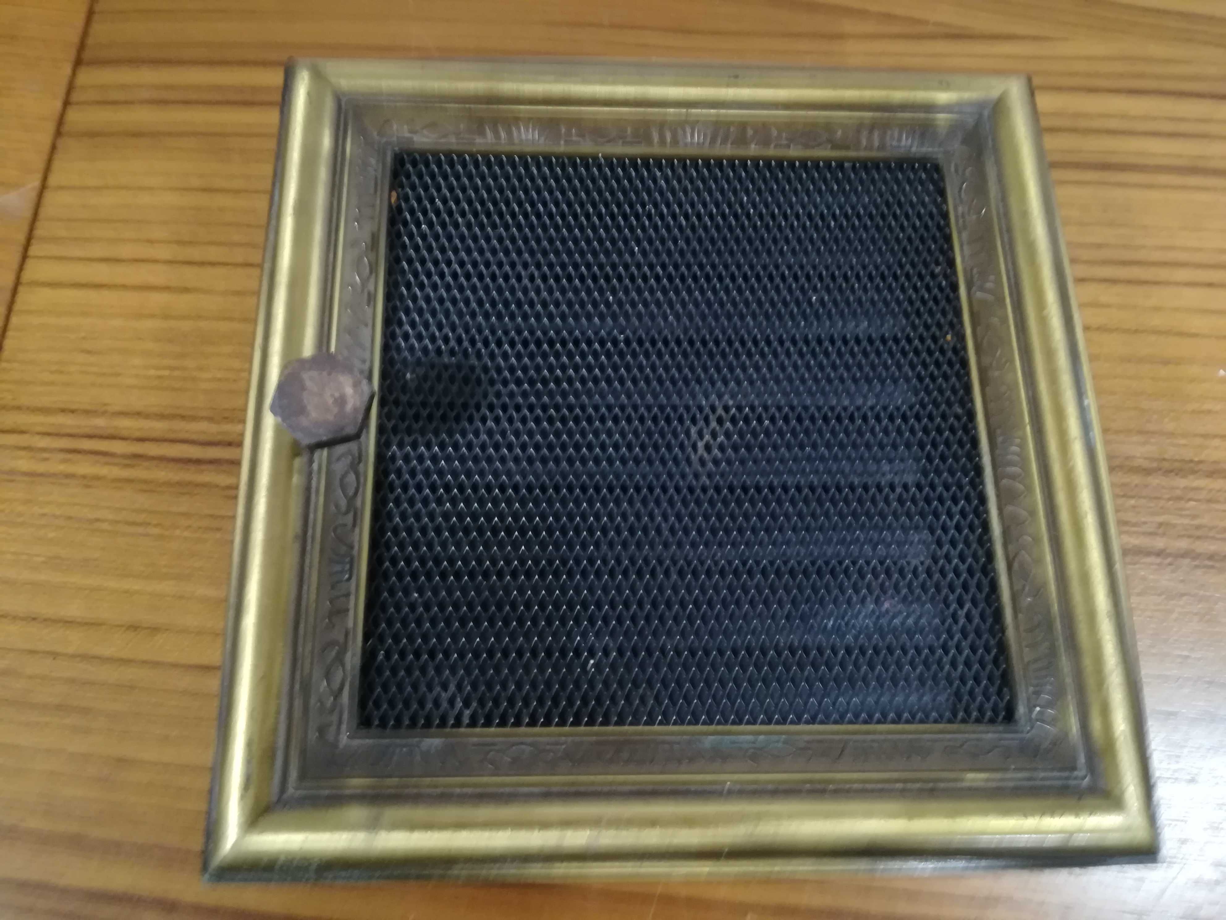 Kratka kominkowa 17x17 cm rustykalna z żaluzją