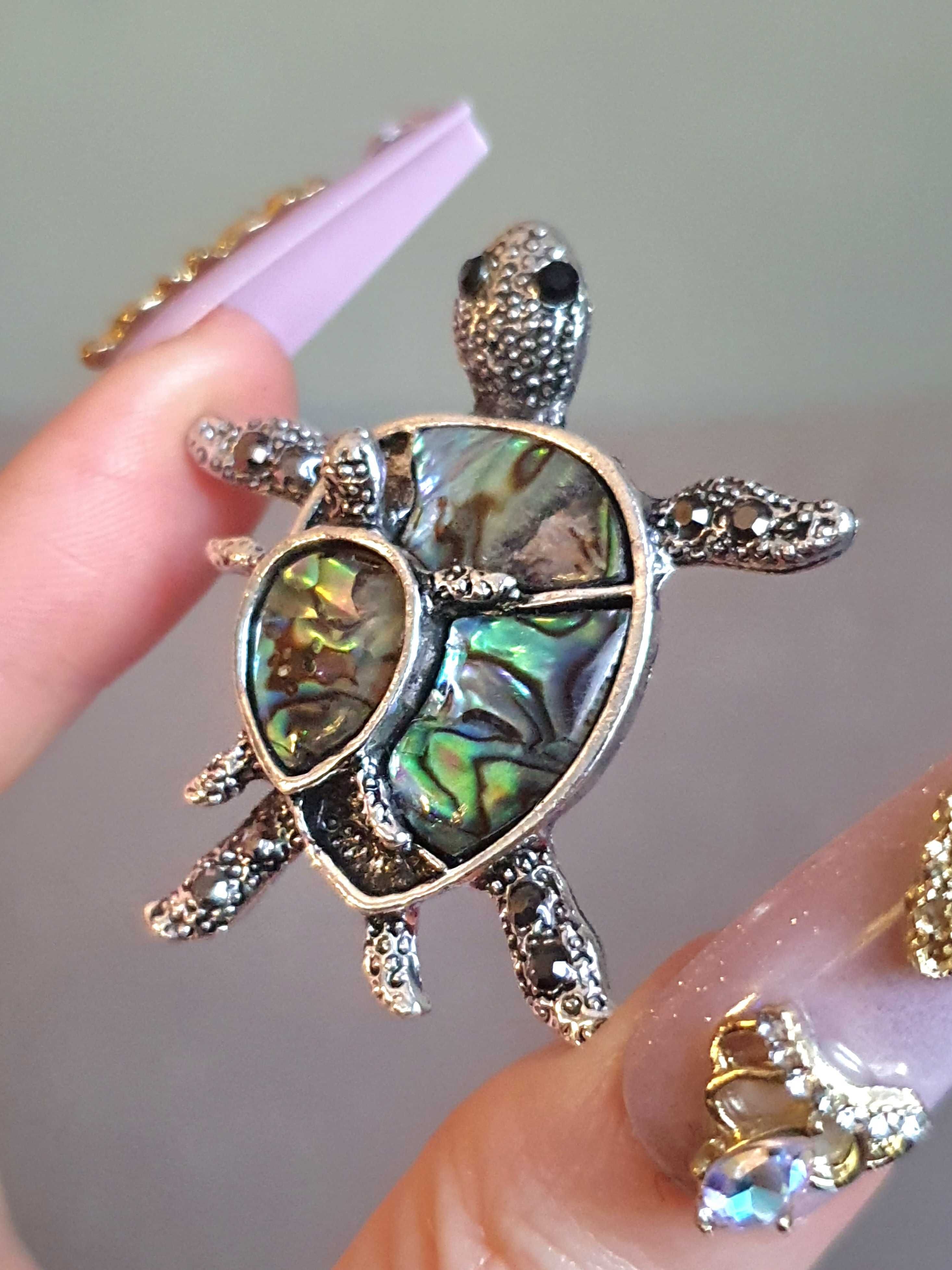 Broche / pregadeira / alfinete de peito tartaruga com bebé, com concha