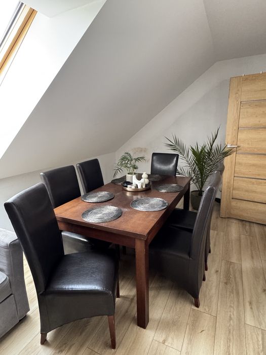 Stół z 6 krzesłami – solidny komplet do jadalni / salonu