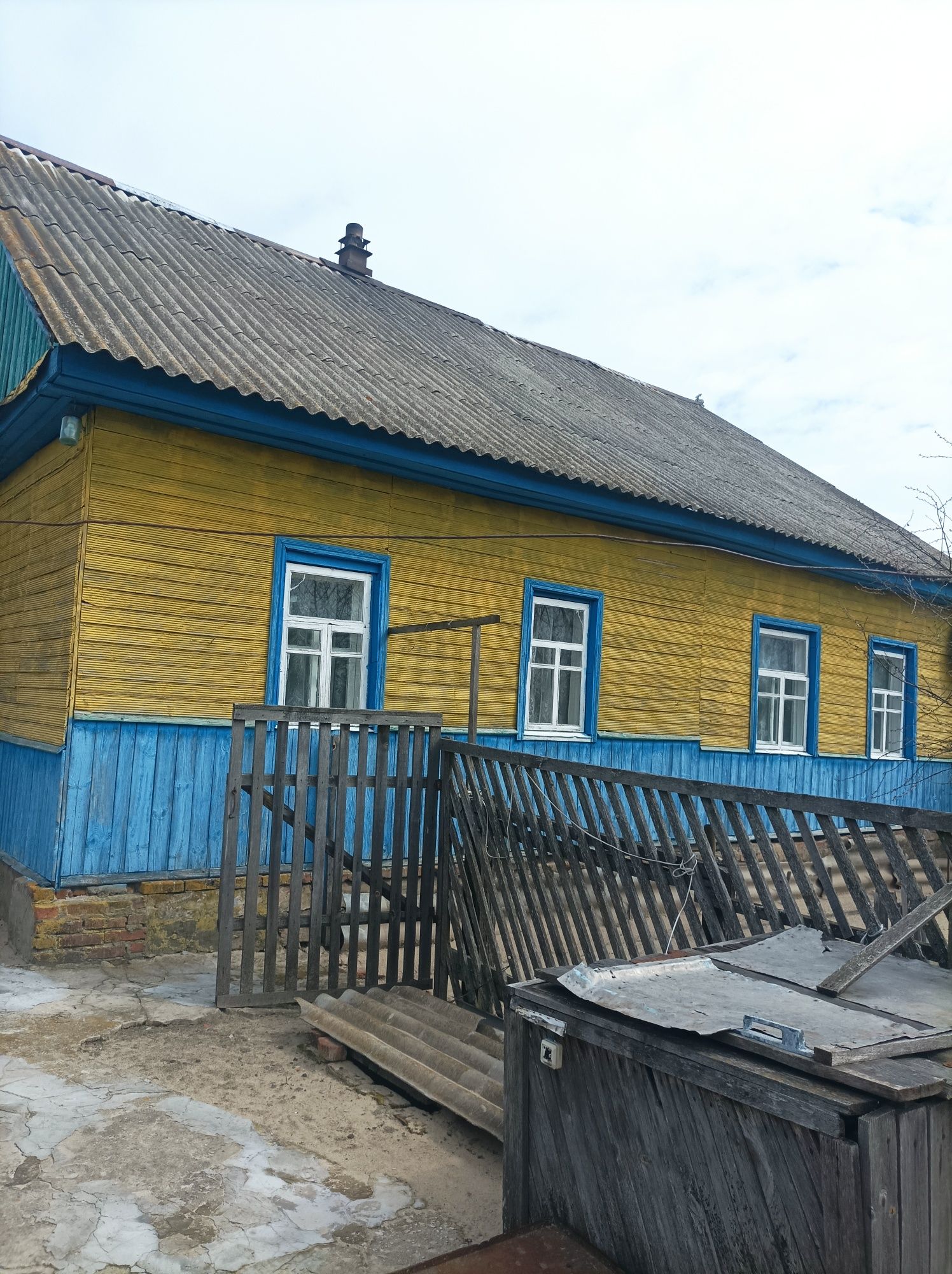 Гарний, великий будинок в селі