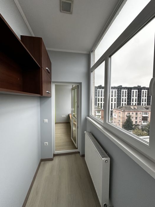 Продається простора 2-кімнатна квартира з коморою біля центру міста!