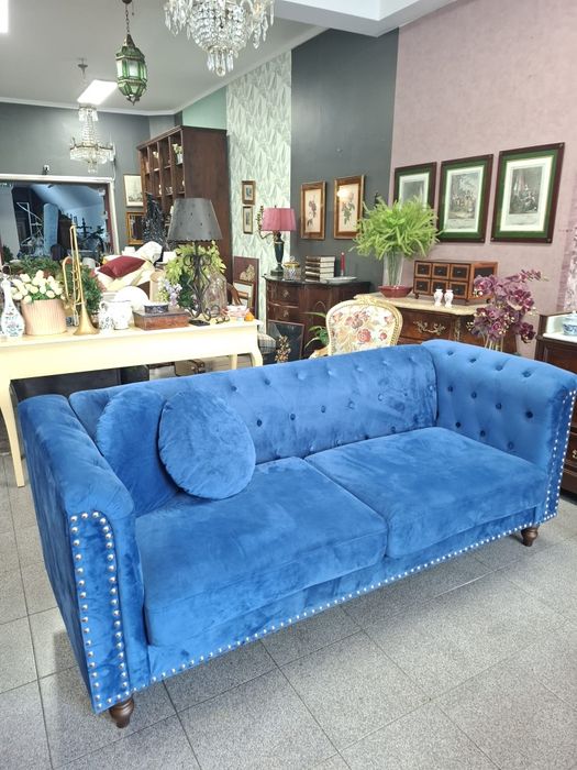Sofá em Veludo Azul com Capitonê.