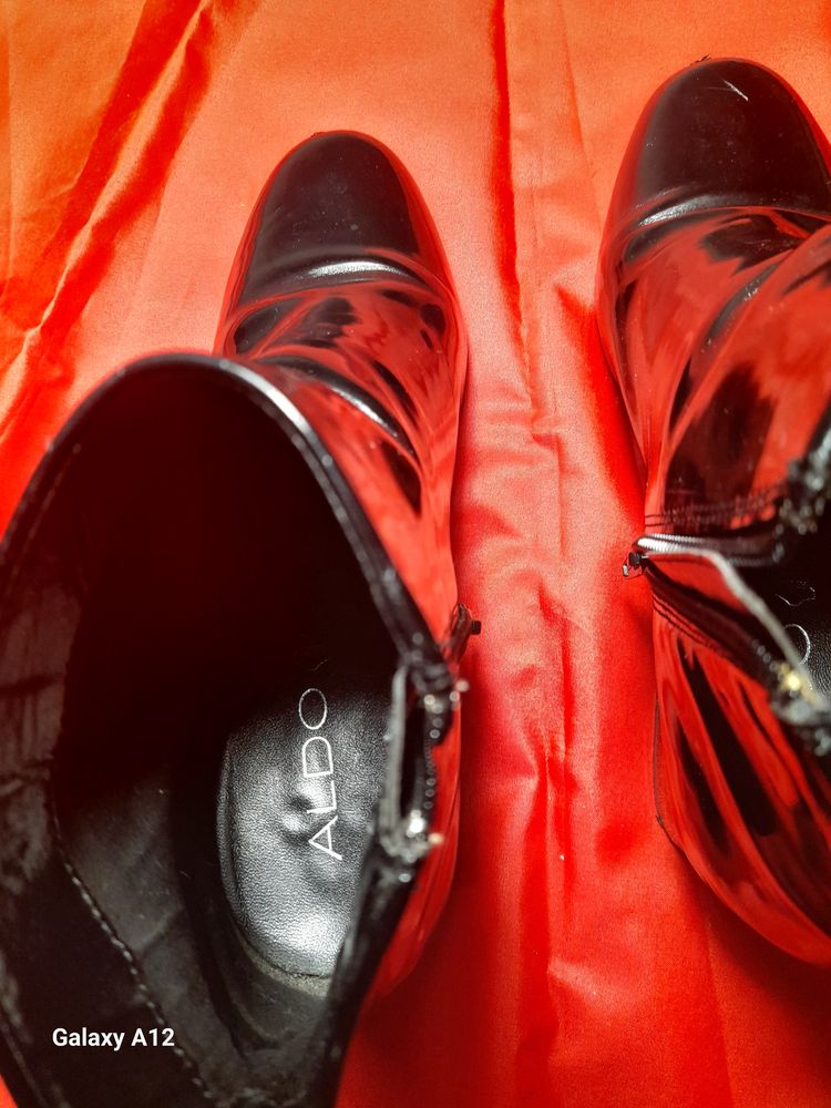Botas em verniz no.38, da Sapataria Aldo
