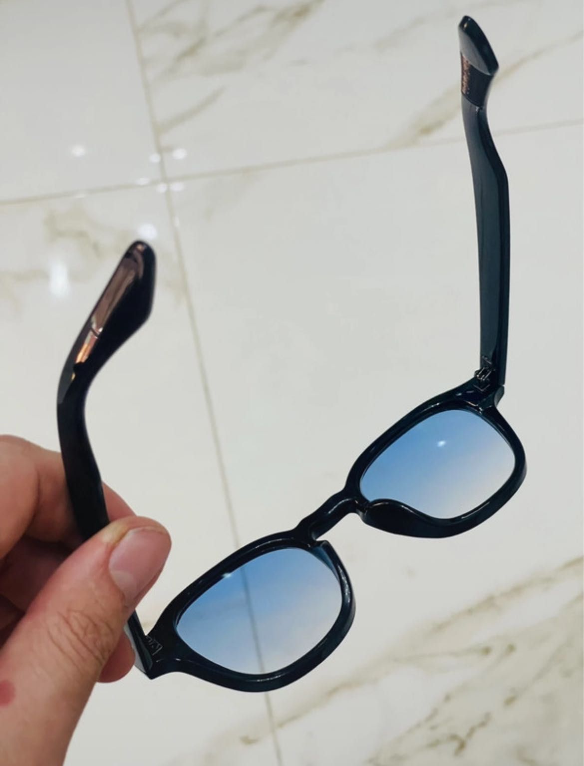 Óculos de Sol Vintage cor preto com lente em gradiente azul