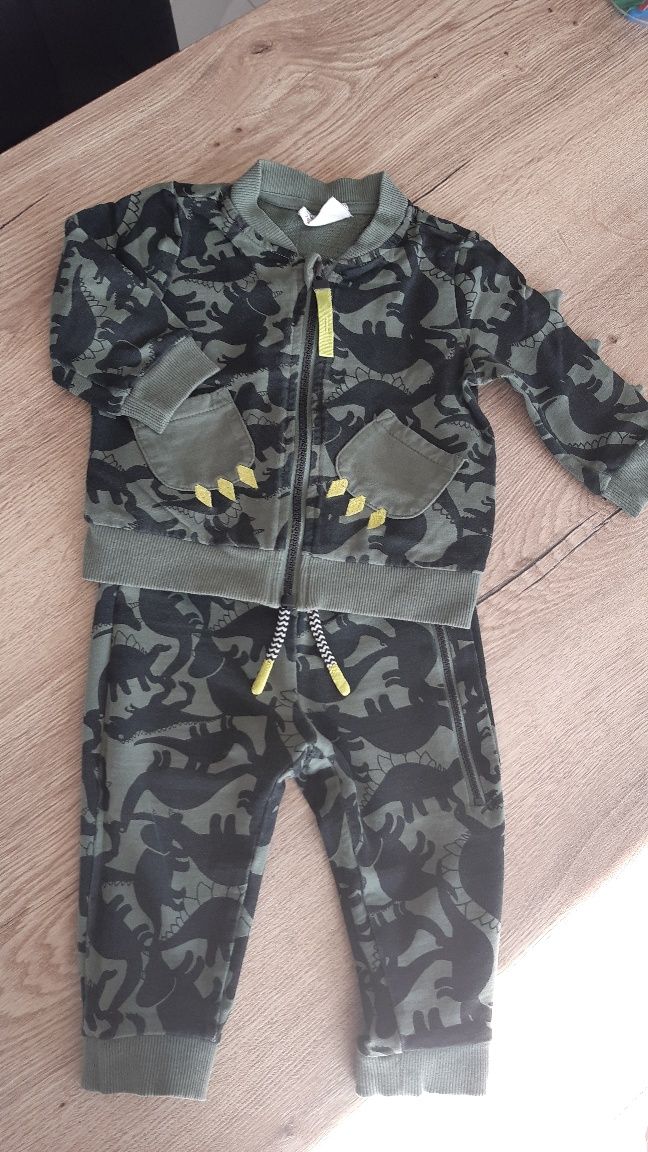 Dres komplet bluza i spodnie w dinozaury Coccodrillo rozmiar 74-80