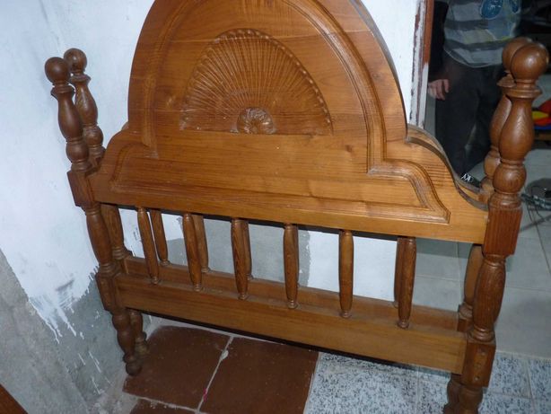 2 camas de solteiro em madeira maciça muito bonitas