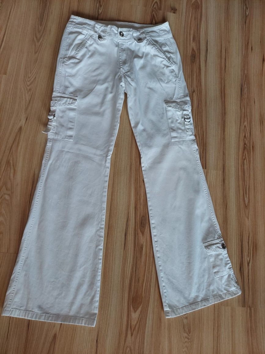 Białe spodnie bojówki z White Sensation dzwony marki Stays Vintage