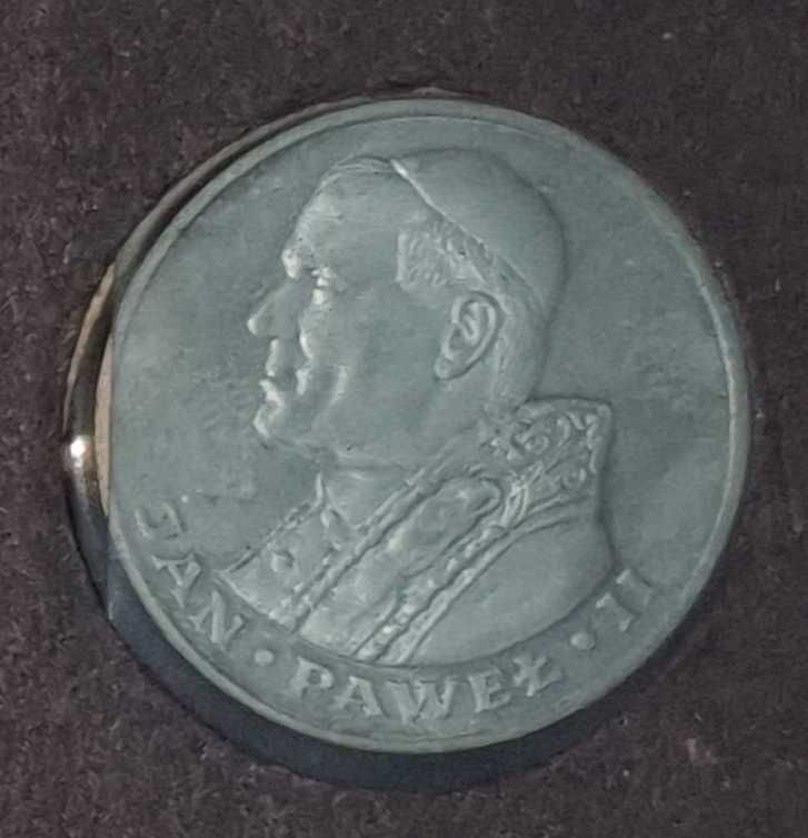 Moneta z Papieżem Janem Pawłem II o nominale 1000 zł. Leżak klaserowy