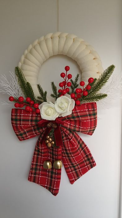 Ręcznie wykonany wieniec świąteczny z włóczki velvet