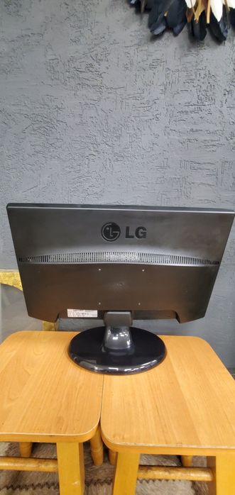 Монітор 21.5" LG Electronics W2243S-PF Glossy Black