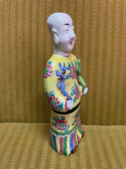 Estatueta antiga com trajes tradicionais chineses