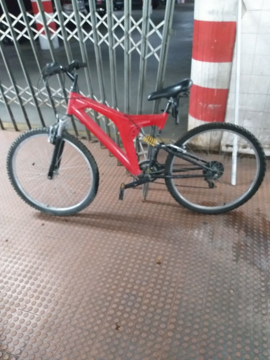 Bicicleta roda 26 montanha com amortecedor impecável.