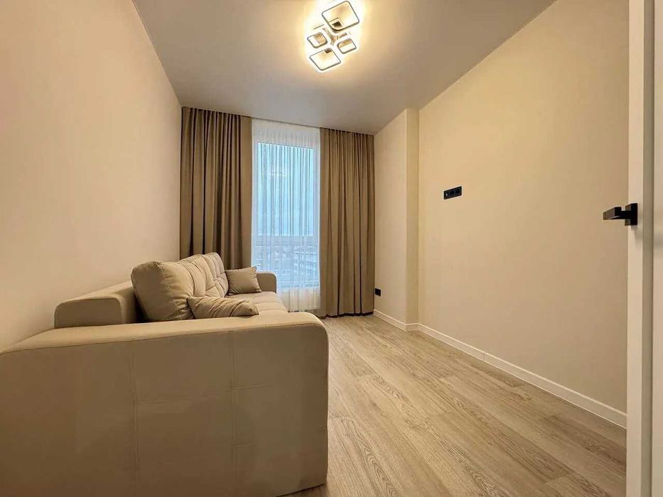 Двокімнатна з балконом поруч поруч університету