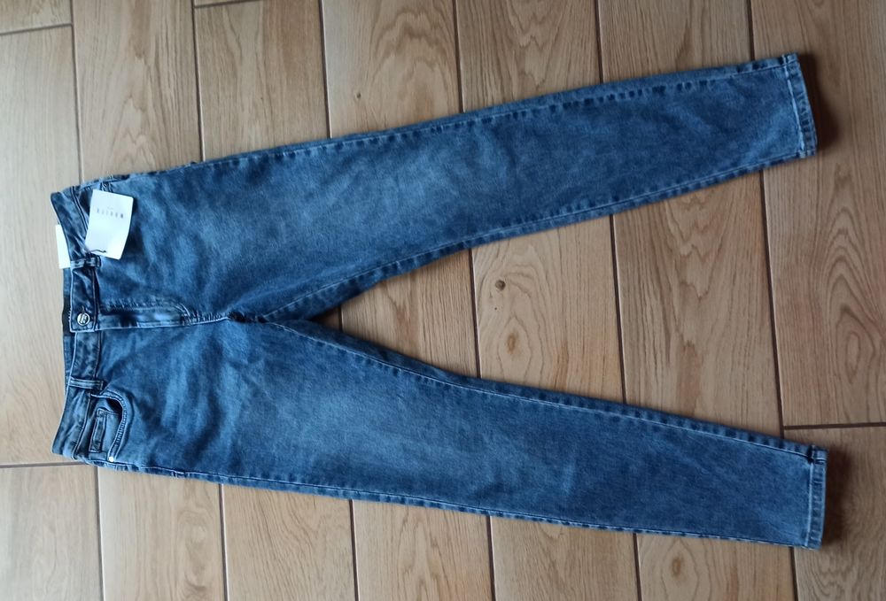 Nowe jeansy push-up firmy Mohito, rozmiar M