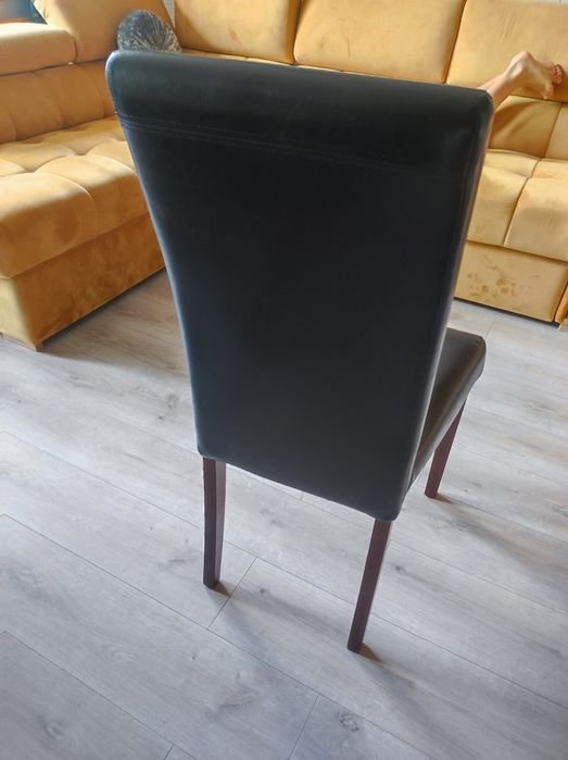 Stół drewniany z krzesłami