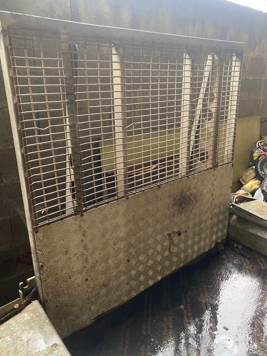 Vendo reboque em bom estado , com rampa metálica e rodado duplo.