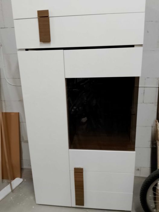 Sprzedam półkę pod TV + witrynę szklaną – Red & White