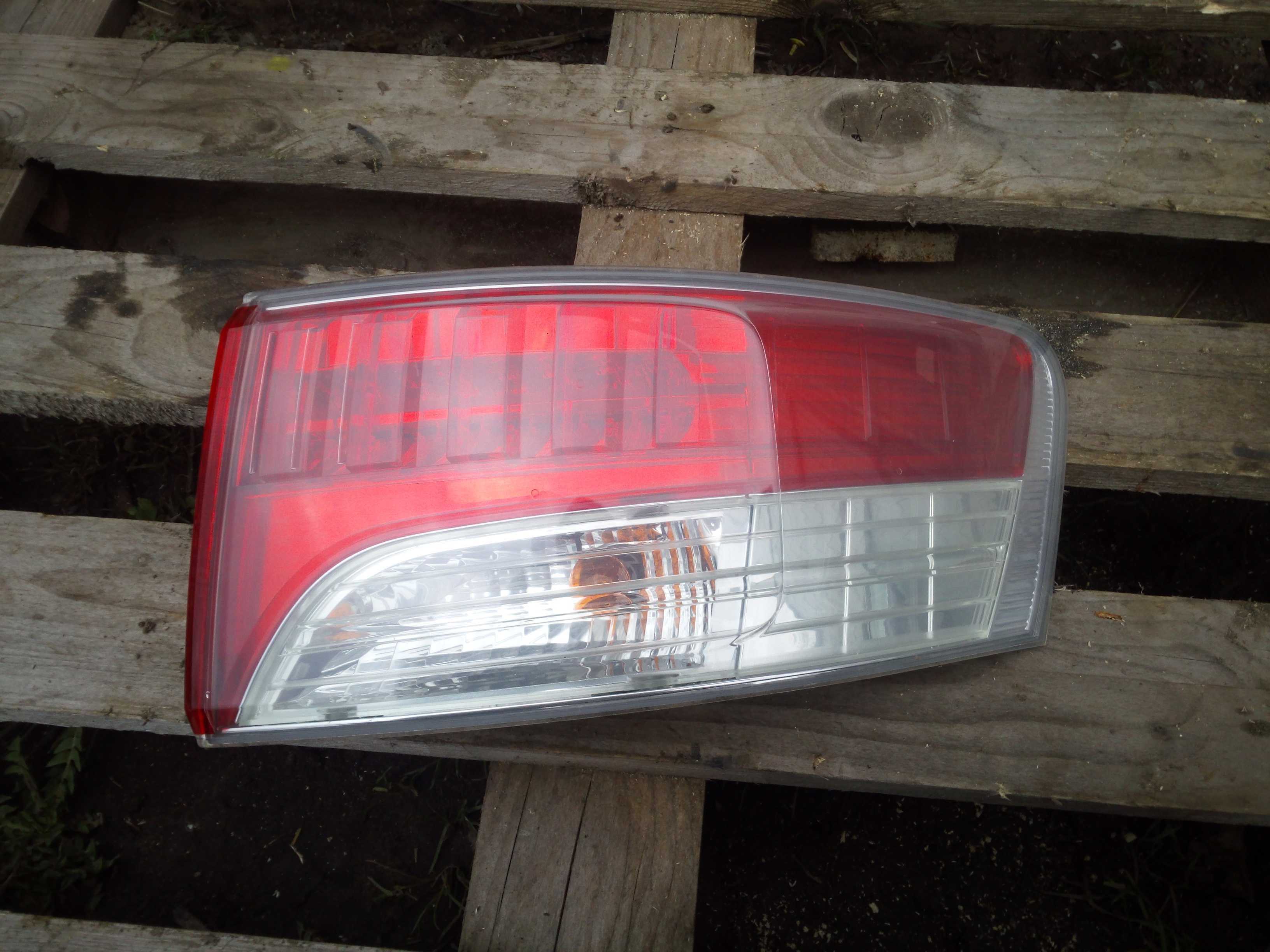 Toyota avensis t27 09-11 lampa prawy tył sedan eu