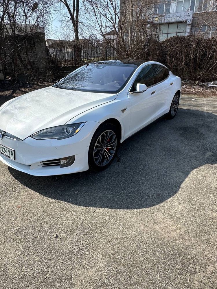 Tesla model S 2014 року