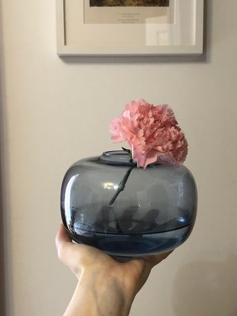 Пузатая ваза для цветов из цветного стекла