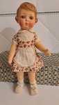 Boneca antiga em porcelana biscuit, olhos vidrados e corpo de pano