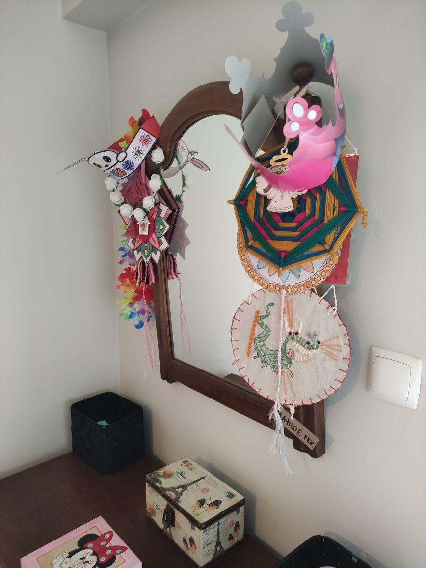 Vendo conjunto de mobília cama+estrado+colchão+duas mesas de cabeceira