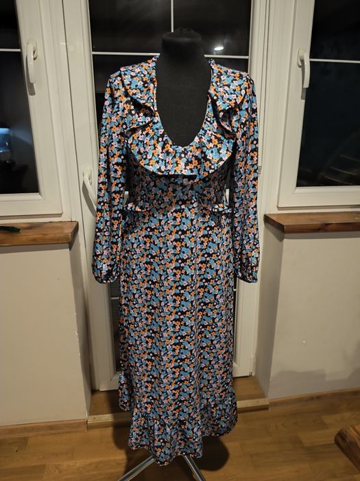 Kobieca i delikatna – sukienka River Island w kwiaty